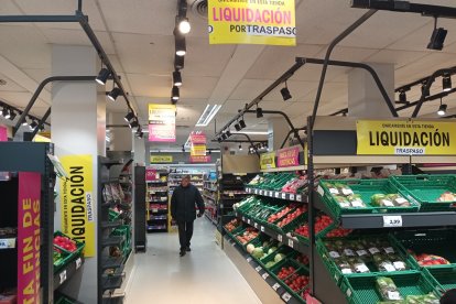 Supermercado Dia en Aranda de Duero con carteles que anuncian la liquidación.- L. V.