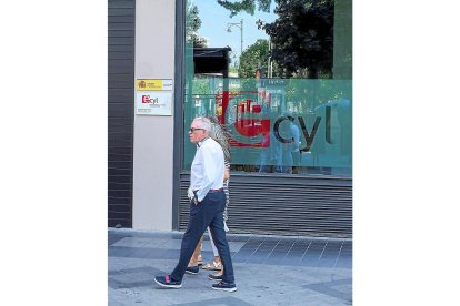 Una pareja frente a una oficina de empleo en Valladolid. J.M. LOSTAU