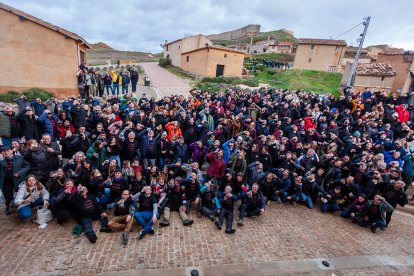 Los sanestebeños bebiendo del porrón para batir el récord Guinness. MARIO TEJEDOR