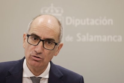 El presidente de la Diputación de Salamanca, Javier Iglesias, comparece ante los medios de comunicación por la denuncia motivada por la contratación de bomberos voluntarios. ICAL