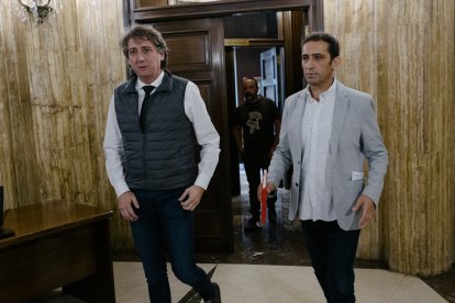 El secretario general de CCOO Castilla y León, Vicente Andrés, con el alcalde de Soria, Carlos Martínez.- ICAL