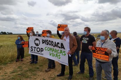 Manifestación, a pie de campo, para rechazar los proyectos. / P.C.V.