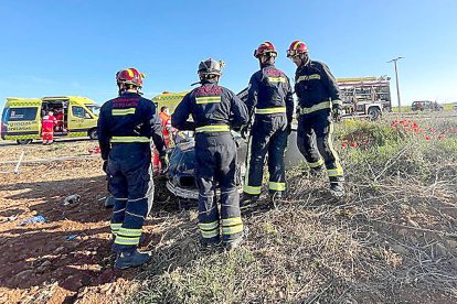 Accidente mortal en la LE-7515 en Laguna de Negrillos (León), en el que este domingo perdió la vida una joven de 22 años. ICAL