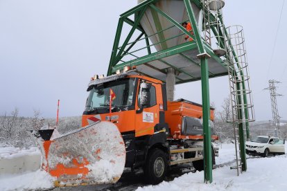 Un camión quitanieves haciendo su trabajo en el norte de Palencia.- Ical