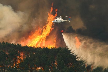 Medios aéreos y de tierra de Castilla y León colaboran en la extinción del incendio forestal declarado en Las Hurdes y la Sierra de Gata (Cáceres), muy cerca de la provincia de Salamanca. -ICAL