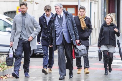 Los exjugadores de la Arandina se dirigen al Palacio de Justicia de Burgos durante el juicio. ISRAEL L. MURILLO