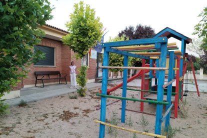 La alcaldesa de Cogeces de Íscar (Valladolid), Aránzazu Herrero, en la escuela del pueblo donde por ahora sólo está matriculada su hija. | A.C.