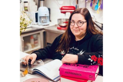 Gisela Astorgano elabora un sinfín de recetas de pastas y tartas artesanas en su obrador de El Bierzo. -LA POSADA