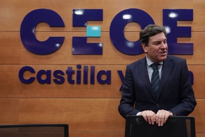 El consejero de Economía y Hacienda y portavoz de la Junta, Carlos Fernández Carriedo, participa en la apertura de la jornada ‘Cómo descarbonizar la economía ganando competitividad'. -ICAL