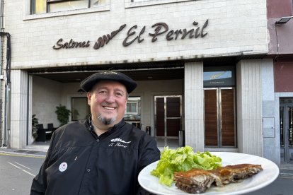 José Antonio Ramos, ‘Gotas’, a la puerta de El Pernil, en Guijuelo.  - E.M.