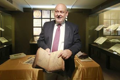 Juan José García en el interior del Museo del Libro y Museo del Cid. - RAÚL G. OCHOA