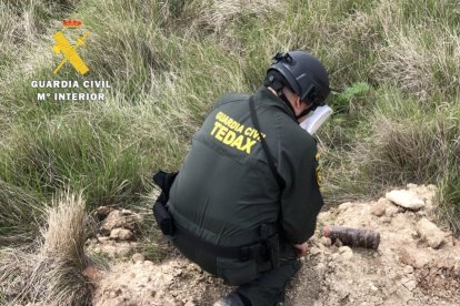 Un agente de los Tedax de la Guardia Civil trabaja con el proyectil que guardaba un varón en Burgos. - GUARDIA CIVIL