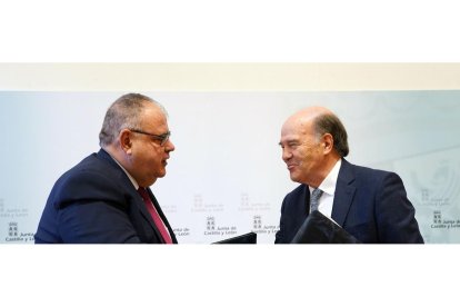 El consejero de Sanidad, Alejandro Vázquez, y el presidente del sindicato CESM, José Luis Díaz Villarig.- ICAL