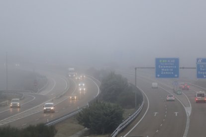 Niebla en la A-62 a su paso por Valladolid. -ICAL