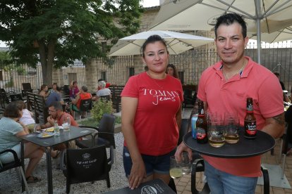 Fabián Rodríguez y Aurora Benítez, en la terraza del bar de Villalaco, Palencia.- ICAL