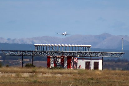 Avioneta en la base aérea de La Virgen del Camino, en León. - ICAL