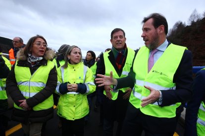 El ministro de Transportes, Óscar Puente, durante su visita al viaducto del Castro.- E. M.