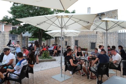 Terraza del bar de Villalaco, Palencia.- ICAL