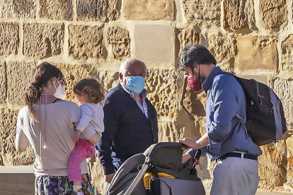 Una familia pasea por las calles con su niña de corta edad. -HDS