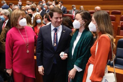 Mañueco muestra su Ángel de la Guardia junto a su mujer y sus dos hijas.- J. M. LOSTAU