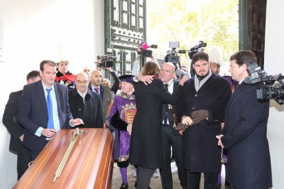 El alcalde de Valladolid, Jesús Julio Carnero, abraza a uno de los hijos de Concha Velasco ante la mirada de Mañueco.- ICAL