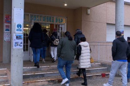 Votantes a la entrada de un colegio electoral. - EUROPA PRESS