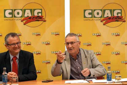 El consejero de Agricultura, Ganadería y Desarrollo Rural, Gerardo Dueñas, asiste al Pleno de Coag Castilla y León. ICAL