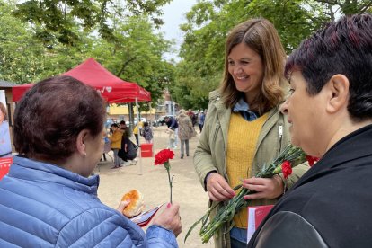 La candidata del PSOE a la Alcaldía, Clara Martín, celebra la Fiesta de la Rosa en el barrio de San Lorenzo. ICAL