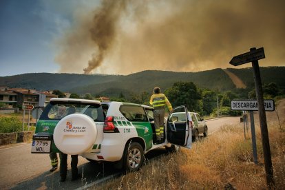 Medios aéreos y de tierra de Castilla y León colaboran en la extinción del incendio forestal declarado en Las Hurdes y la Sierra de Gata (Cáceres), muy cerca de la provincia de Salamanca. -ICAL