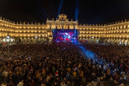 La Plaza Mayor de Salamanca acogió un año más a miles de estudiantes para celebrar la Nochevieja Universitaria.- ICAL