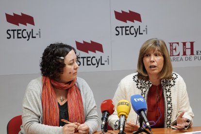 La portavoz de la Federación STECyL-i, Christina Fulconis (D), y la secretaria de Acción Sindical, Teresa Vicente, informan sobre los problemas del inicio de curso escolar. -ICAL