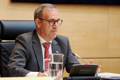 El consejero de Industria, Comercio y Empleo, Mariano Veganzones, comparece en las Cortes para informar sobre las actuaciones de la Junta en relación al anuncio del cierre de la fábrica de Cerealto Siro en Venta de Baños (Palencia), imagen de archivo.- ICAL