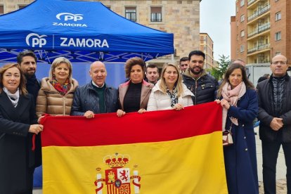 El presidente del Partido Popular de Zamora, José María Barrios, en la carpa informativa instalada en la plaza de la Constitución.- ICAL