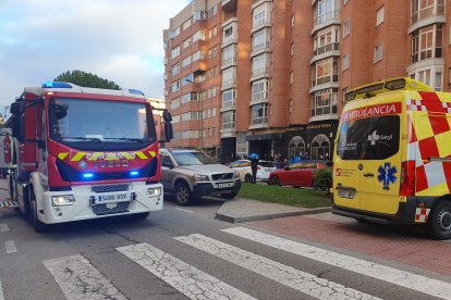 Bomberos y ambulancia, en el lugar del incendio en Burgos.-E. M.