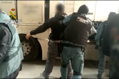 La Guardia Civil desmantelando en Ávila el mayor taller clandestino de España dedicado a la fabricación de dobles fondos / E.M.