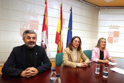 La consejera de Movilidad y Transformación Digital, María González Corral, mantiene una reunión de trabajo sobre el Corredor Atlántico Noroeste con sus homólogos de la Xunta, Ethel Vázquez, y el Principado de Asturias, Alejandro Calvo. ICAL