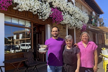 Pepa, junto a su hijo José y su hermana María del Carmen, a la puerta del restaurante Casa Pepa.- ARGICOMUNICACIÓN