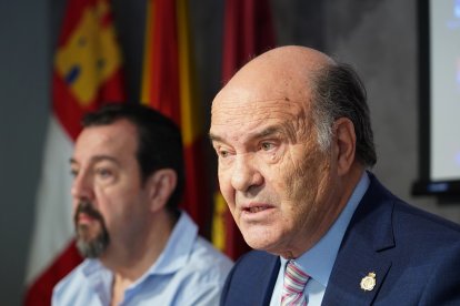 El presidente del Consejo de Colegios de Médicos de Castilla y León, José Luis Díaz Villarig, durante la rueda de prensa.- ICAL