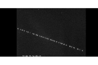 Hilera de satélites Starlink. / E.M.