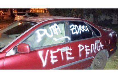 Pintadas en un vehículo con insultos hacia una mujer. -ICAL