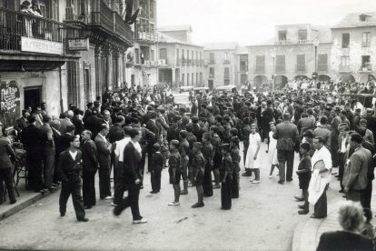 Imagen de autor desconocido de Ponferrada el 21 julio 1936.- ARMH