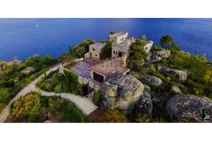 Vista del castillo amurallado de casi 1.000 metros cuadrados ubicado en la Isla de la Centinela en la provincia  de Ávila. IDEALISTA