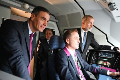 El rey Felipe VI, acompañado del presidente del Gobierno, Pedro Sánchez, en el tren que inaugura la variante de Pajares de la Línea de Alta Velocidad Madrid-Asturias. -POOL MONCLOA/BORJA PUIG