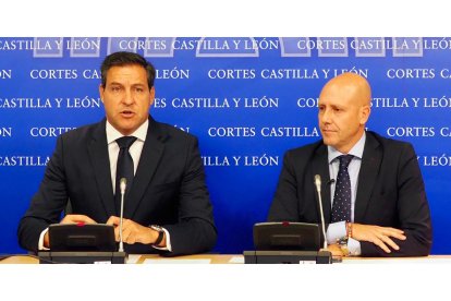 Los portavoces de los grupos parlamentarios Popular y VOX, durante la rueda de prensa.- ICAL