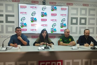 Sara Mateos, de CSIF, Francisco Comuñas, de UGT, Ricardo Fernández, de CCOO, y Esaú Escolar, de USCAL, amenazan con una huelga en el colectivo de agentes medioambientales - EUROPA PRESS