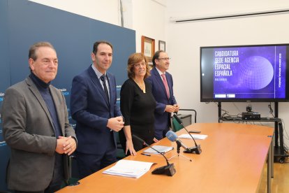 El alcalde de Palencia, Mario Simón ; y la presidenta de la Diputación, Ángeles Armisén, presentan la candidatura de Palencia como sede de la Agencia Espacial Española, junto a los portavoces del ayuntamiento,Alfonso Polanco y Urbano Revilla. - ICAL