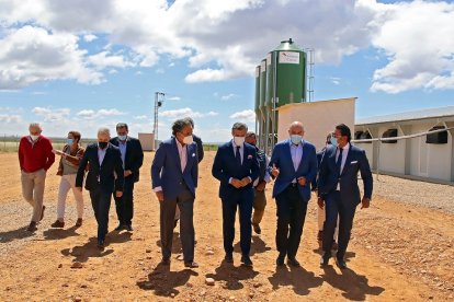 El consejero de Agricultura, Ganadería y Desarrollo Rural, Jesús Julio Carnero, visita las obras previas al funcionamiento de Granjas Camis acompañado por el director de la granja, Alejandro Tutú. - ICAL