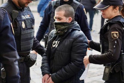 Lectura del veredicto del juicio contra un hombre acusado de un delito de asesinato por asestar varios golpes y puñaladas a otro varón en Ponferrada en 2021. -ICAL.