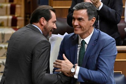 Óscar Puente y Pedro Sánchez, en una imagen de archivo, durante la investidura fallida de Alberto Núñez Feijóo. -JAVIER SORIANO.