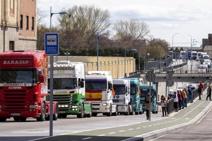 Unos cien camiones participan en una marcha lenta por la ciudad de Salamanca para protestar por la situación del transporte con la subida de los precios del carburante.- ICAL